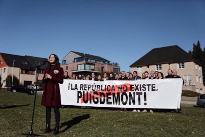 Arrimadas en un acto frente a la casa de Puigdemont en Waterloo.