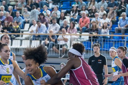 Tinara Moore disputa un balón durante el partido del sábado.