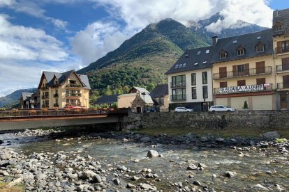 El cauce del Garona a su paso por Bossòst a finales de septiembre.