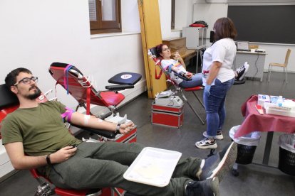 Estudiantes donando sangre ayer en el punto de extracción en el Rectorat de la Universitat de Lleida. 