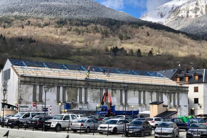 Las obras que se están llevando a cabo en el tejado de la sala polivalente de Vielha.