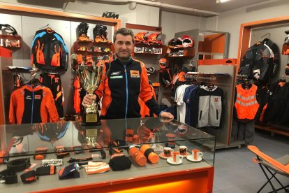 Àngel Leal, ahir amb el trofeu conquerit, al local de Motos Parcerisas, concessionari KTM a Lleida.