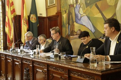 El president de la Diputació, Joan Talarn, al centre durant el ple celebrat ahir.