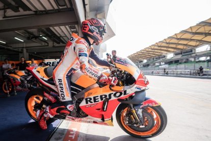 Márquez, amb la seua Honda, durant la segona jornada dels test a Sepang