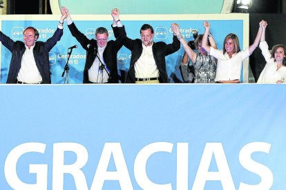 Imatge de Rajoy a la seu del PP a Madrid, al costat de membres del seu executiu, el 2011.