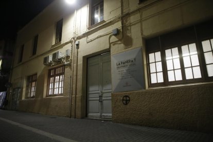 La Paeria ha instalado hamacas en un espacio en la calle Panera para que pernocten ‘sin techo’