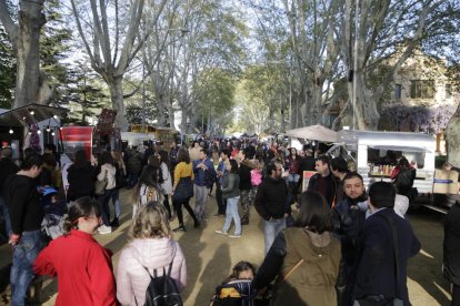 Los Camps Elisis se llenaron de gente en la tarde de ayer.