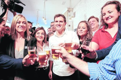 Albert Rivera brindando ayer durante un acto celebrado en Guadalajara.