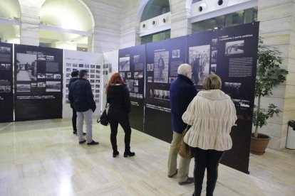 Momento de la inauguración ayer en la Biblioteca. 