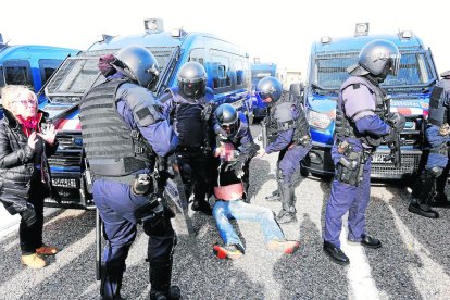 Momento del altercado entre los mossos y el investigado. 