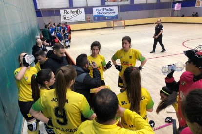 Les jugadores del Vila-sana, durant un temps mort del partit d’ahir.