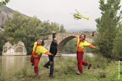 L’equip del SEM de Tremp i l’alpinista rescatat protagonitzen el mes de desembre del calendari.