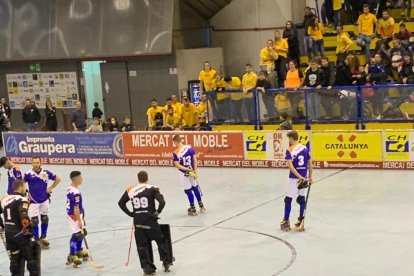 Els jugadors de l’Alpicat celebren la victòria aconseguida ahir a la pista del Mataró.