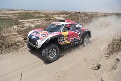 El francés Stephane Peterhansel ganó la etapa de ayer y se sitúa tercero de la general de coches.