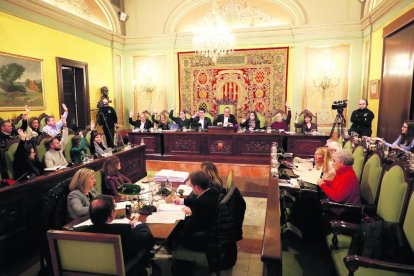 Només els edils del govern d’ERC, JxCat i el Comú van votar a favor del pressupost.