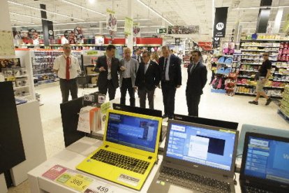 El director de Carrefour Lleida, Filomeno García, explica a l’alcalde la renovació de les instal·lacions.