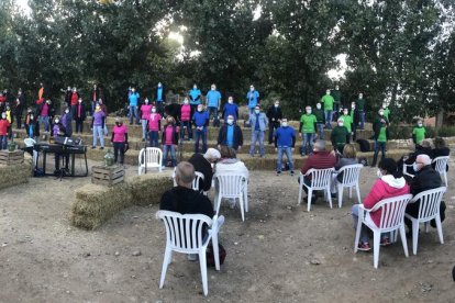 La Coral Maristes Montserrat, durante el espectáculo de ayer en un campo de la Granja Pifarré. 