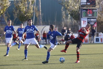 Un jugador del EFAC Almacelles intenta controlar el balón ante dos rivales de la Rapitenca.