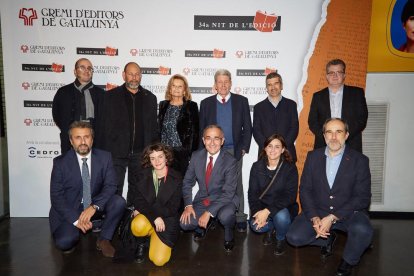 Carme Riera (3ª por la izquierda de pie), junto a otros galardonados ayer en la Nit de l’Edició.