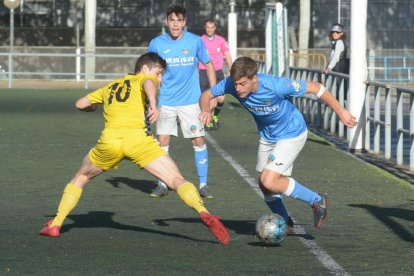 Un jugador del Lleida B trata de superar a otro del Gavà, ayer durante el partido en Gardeny.