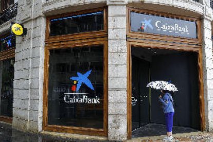 CaixaBank ofereix baixes indemnitzades, però no descarta sortides forçoses