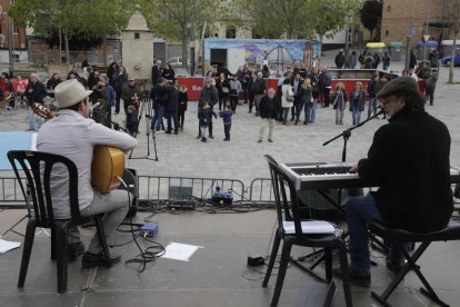 Carlitos Miñarro i Pep Lladó, La Rumba Blanca, ahir al migdia a la plaça del Dipòsit de Lleida.