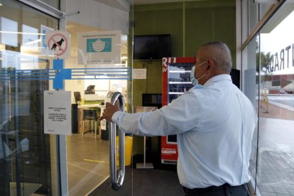 Un vigilant controla les entrades a la cafeteria de l’Arnau.