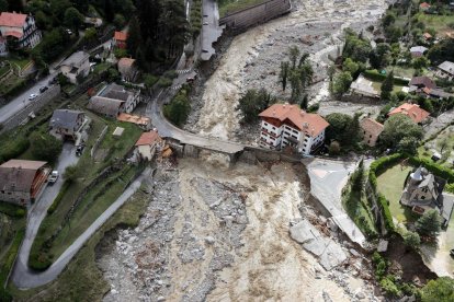 Destrozos causados por la crecida de un río en el municipio francés de Sant Martin de Vesúbia, ayer.