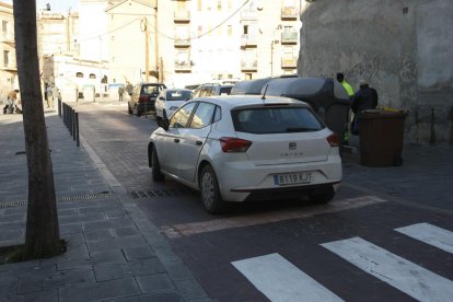 Un cotxe per la plaça del Dipòsit després del canvi de sentit.