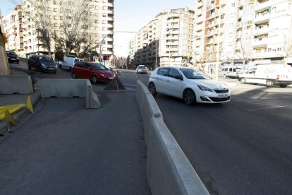 Critican que una valla dificulta la circulación en un acceso a Gardeny