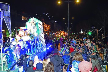 Vista general de la comitiva real de los Magos de Oriente, formada por doce carrozas, durante su recorrido ayer por las calles del centro de Lleida ciudad. 