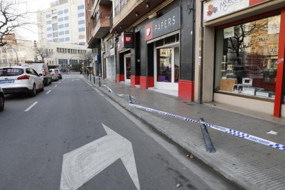 Un conductor ebri va destrossar quatre pilones al carrer Vallcalent.