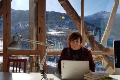 La Carmen treballa a la biblioteca del Centre d'Art i Natura de Farrera en un assaig sobre gastronomia i gènere.