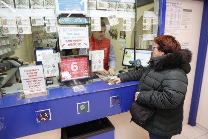 Algunas administraciones aprovecharon ayer la apertura comercial para las últimas ventas, como la número 1 de Francesc Macià de Lleida. 