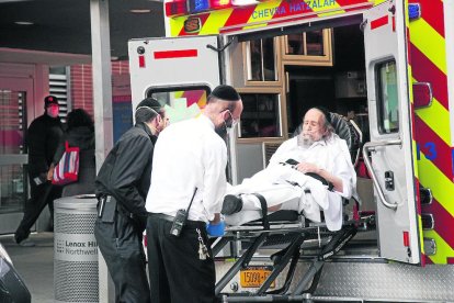 Paramédicos estadounidenses trasladan a un enfermo a un hospital en la ciudad de Nueva York.