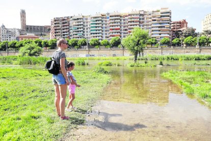 Els lleidatans van aprofitar ahir les altes temperatures durant els passejos del desconfinament.