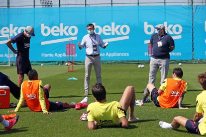 Josep Maria Bartomeu se reunió con el primer equipo de fútbol para pedirles un nuevo esfuerzo.