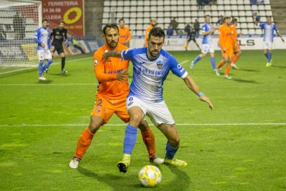 Eder protege el balón ante el exazul Barreda.