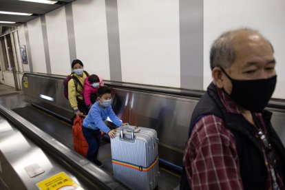 Gent amb màscara a Malàisia.