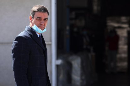 Pedro Sánchez visitó ayer una empresa que fabrica respiradores.