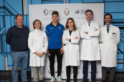 Marc Cardona junto al equipo médico de la Clínica Navarra.