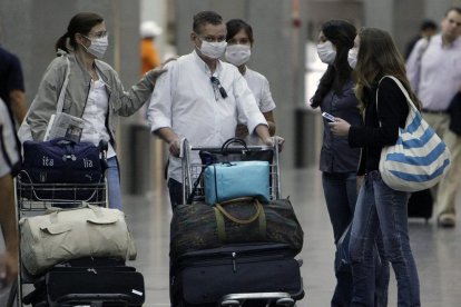 Les màscares són un complement habitual en llocs públics.