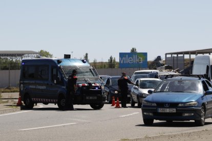 Uno de los controles de los Mossos d’Esquadra ayer en la LL-11.