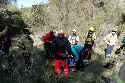 Voluntaris i equips d’emergència durant la recerca d’ahir.