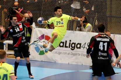 El blaugrana Nemanja Ilic llança a porta durant la semifinal.