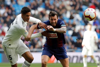 Varane, en una disputa amb Sergi Enrich.