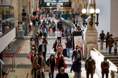 La estación de Milán volvió a llenarse tras el cambio de fase. 