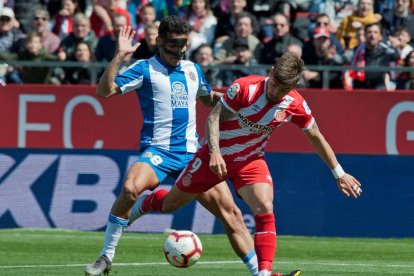 Roberto Rosales disputa la pilota amb Portu, ahir durant el partit a Montilivi.