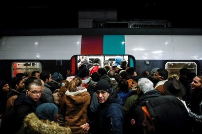 Los trenes se colapsaron al circular solo un 30% de los habituales.