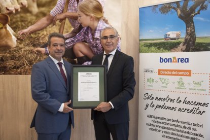 El director de Relacions Públiques de bonÀrea Agrupa, Antoni Condal, i el director d'AENOR a la regió Mediterrània, Ángel Luis Sánchez.